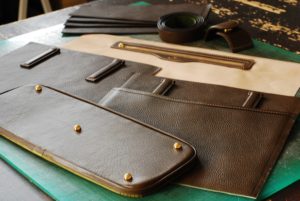 ビジネストートバッグ　『Mトート』　製作中のひとコマ